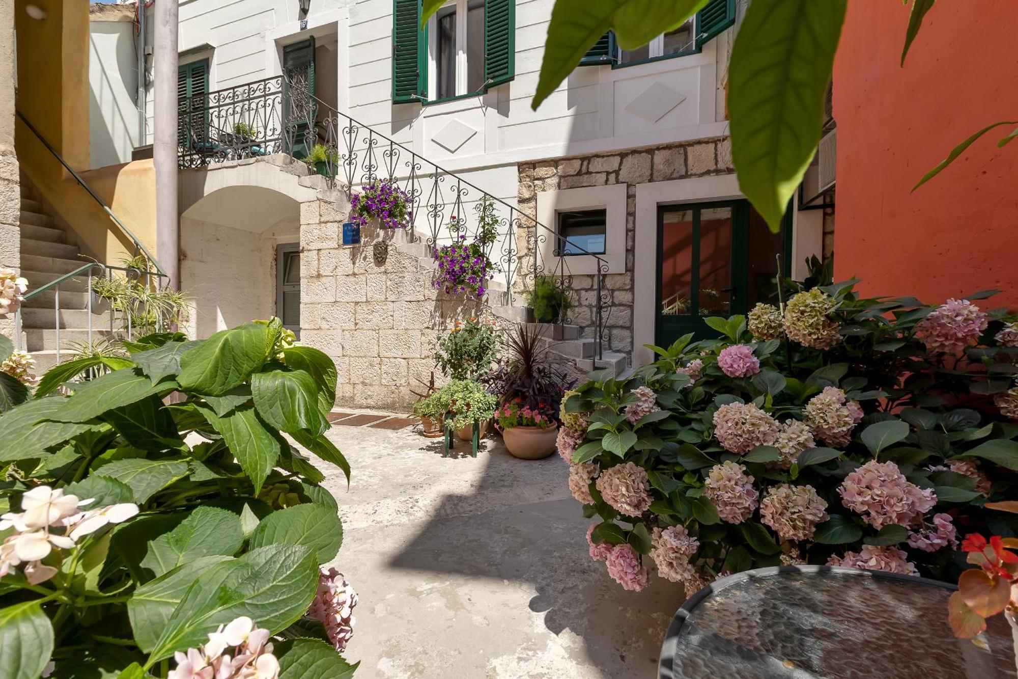 City Center Apartment Dvor Kalalarga Makarska Buitenkant foto