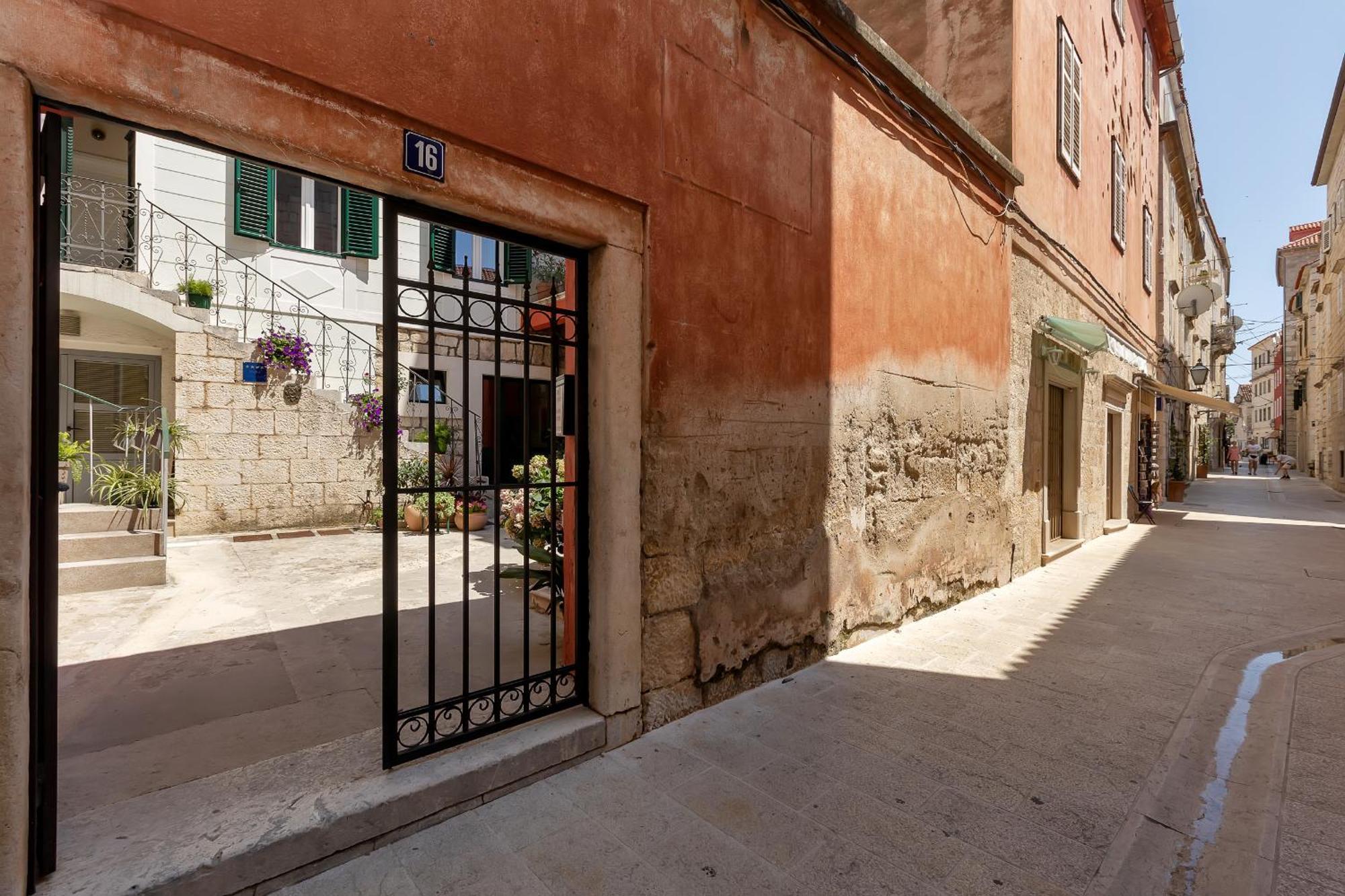 City Center Apartment Dvor Kalalarga Makarska Buitenkant foto